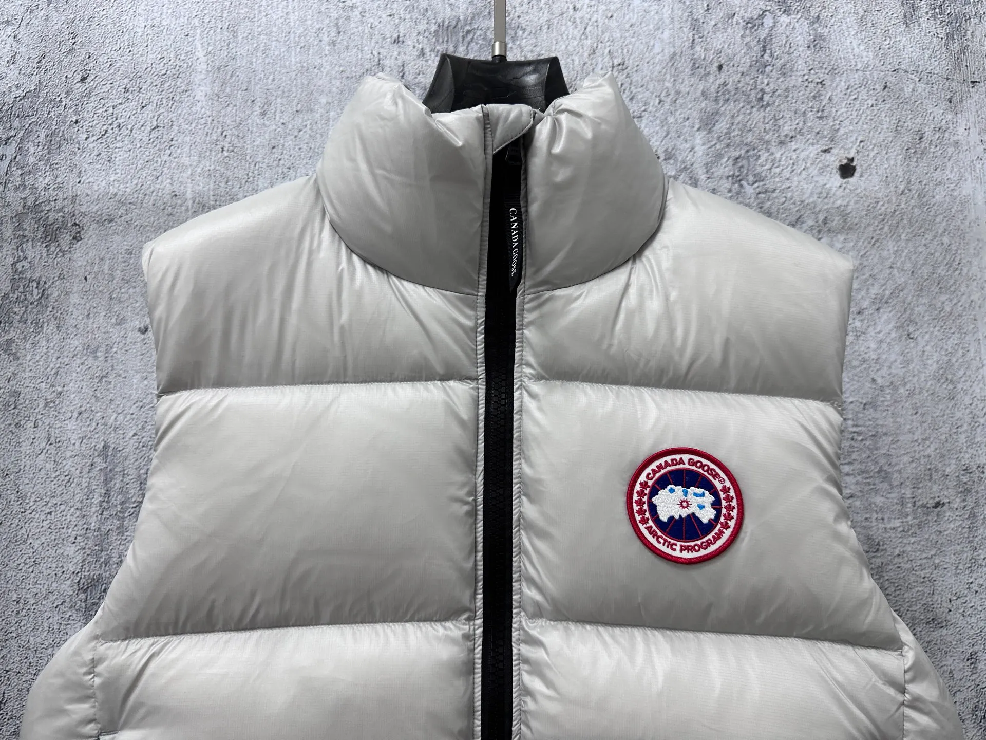 P560 [Canada Goose] Big Goose🦢Puff Down Vest has always been recognized as the warmest down jacket. Various Instagram celebrities, Internet celebrities, and celebrities often wear it for street photos. I make Canada Goose every year, but I still can't get rid of my love for it. No matter how cold the days are, there is no need to be afraid, because there is! Filled with 90% white duck down, it is the legendary warmest down jacket and is known as a must-have for Arctic outdoor sports! The most popular down jacket in the world, celebrities are rushing to buy it, it is a must-have! Size: XS-XL